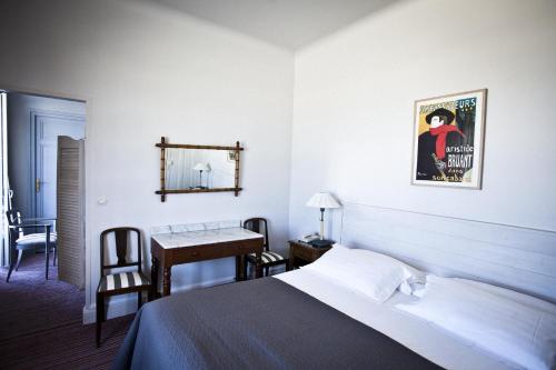 Corner Triple Room With Sea View And Balcony