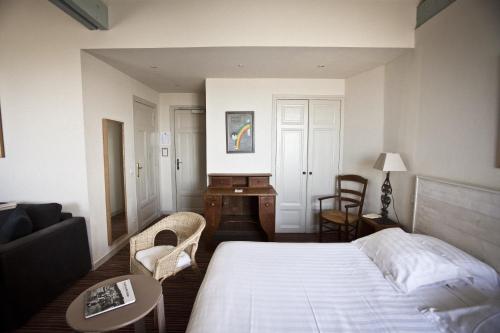 Corner Triple Room With Sea View And Balcony