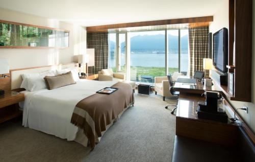 Signature Harbor Room