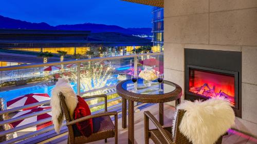 Deluxe Pool View Room
