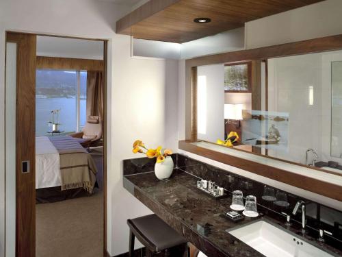 Fairmont Gold Harbor Mountain View Room