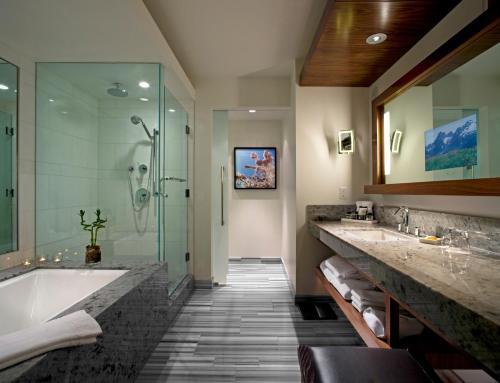 Fairmont Gold Harbor Mountain View Room
