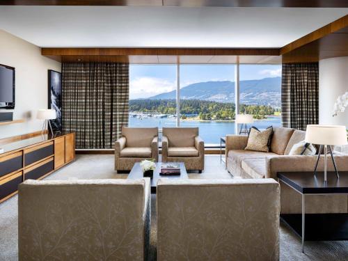 Gold Corner Harbor Suite