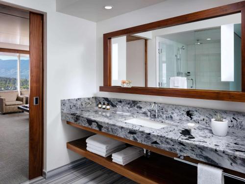 Gold Corner Harbor Suite