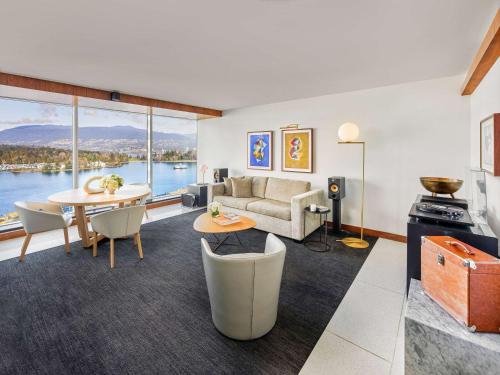 Signature Harbor King Suite