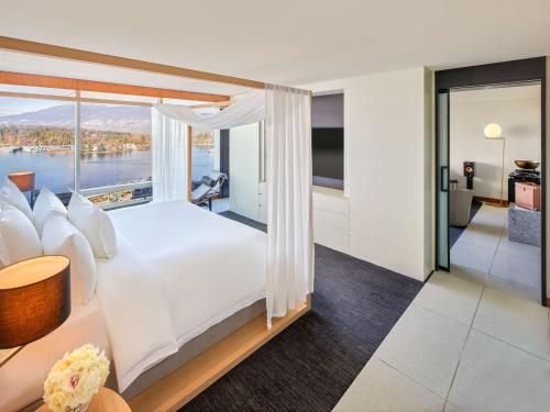Signature Harbor King Suite