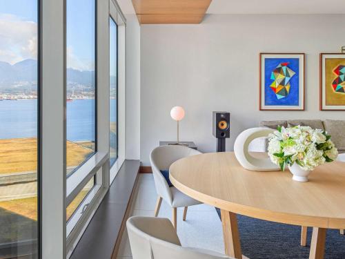 Signature Harbor King Suite