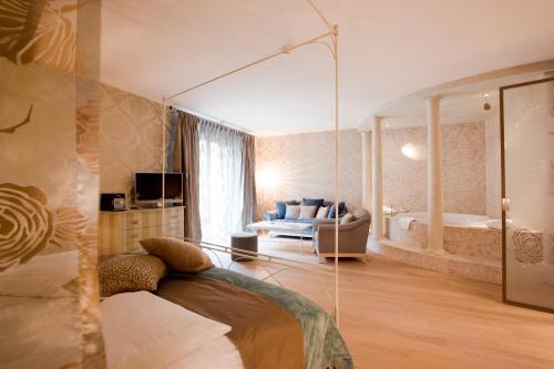Suite with Spa Bath