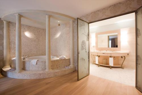 Suite with Spa Bath