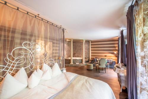 Deluxe Suite with Spa Bath