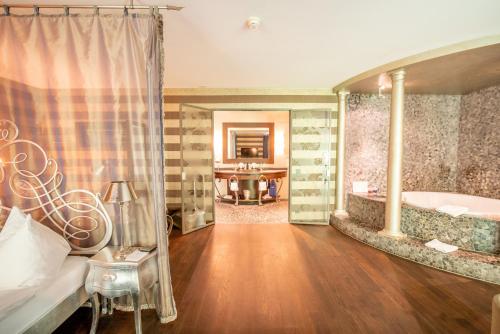 Deluxe Suite with Spa Bath