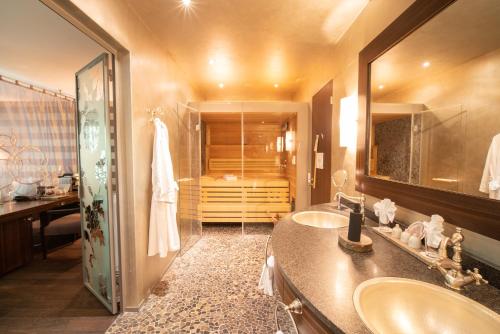 Deluxe Suite with Spa Bath