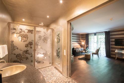 Deluxe Suite with Spa Bath