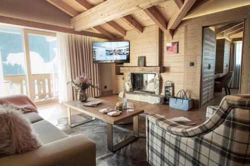 Penthouse Suite with Terrace and Mountain View