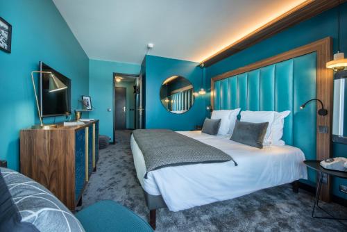 Triple Room with bath and Village View