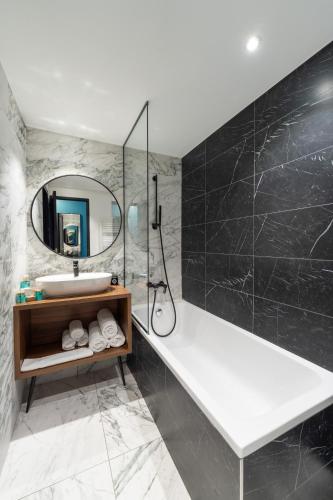 Triple Room with bath and Village View