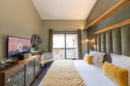 Duplex Top Floor with ski slope view