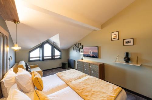 Duplex Top Floor with ski slope view
