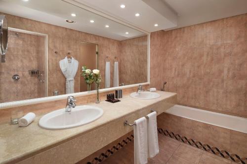 Red Level Family Room with Pool Access (2 Adults + 1 Child)