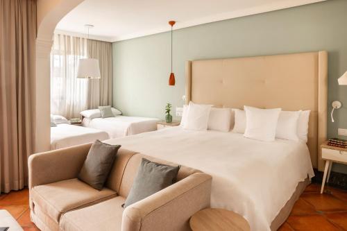Red Level Family Room with Pool Access (3 Adults + 1 Child)