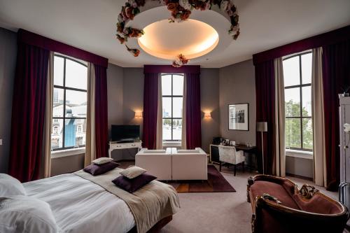Suite with Hot Tub