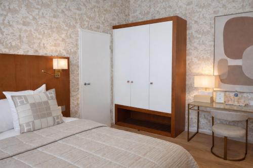 Deluxe Double Room with Canal View