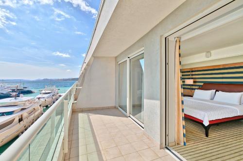 Deluxe Sea View Room with king bed