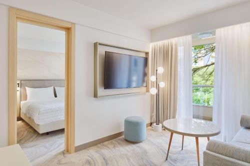 Family Suite, 2 Bedroom Suite with Balcony and Park View