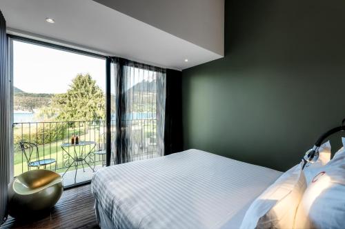 Classic Double Room with Lake view