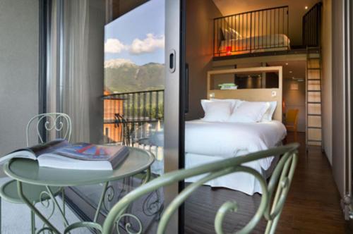 Mezzanine Room with Lake View