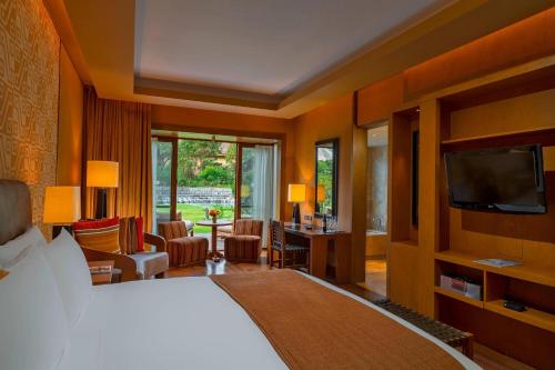 Grand Deluxe King Room with Terrace