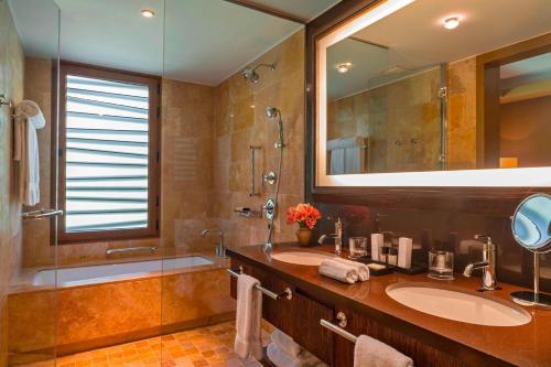 Grand Deluxe Queen Room with Two Queen Beds and Terace