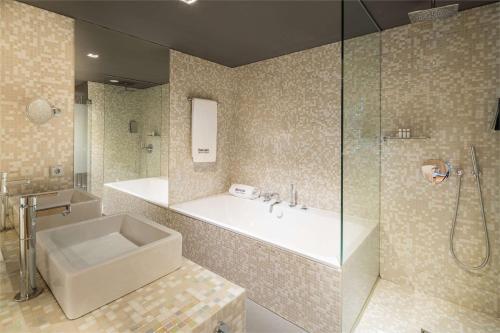 Deluxe Junior Suite (2 Adults + 2 Children)