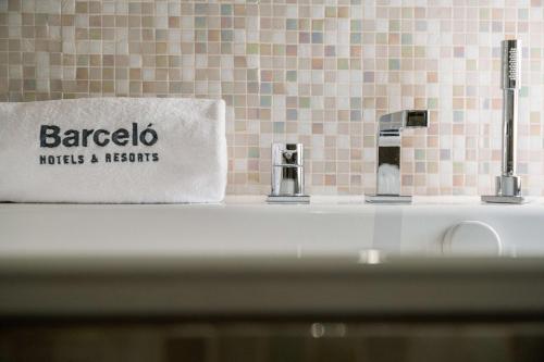 Deluxe Junior Suite (2 Adults + 2 Children)