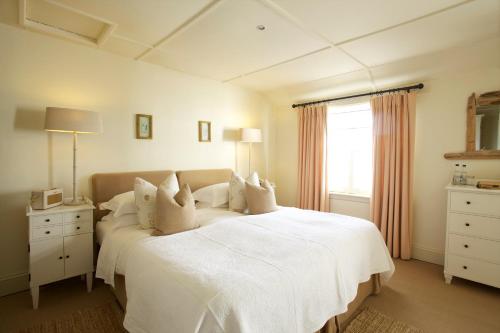 Deluxe Room (2 Adults + 1 Child)