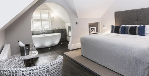 Deluxe King Suite - Swallow's Rafter