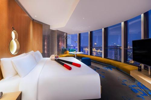 Cool Corner King Room with Bund View