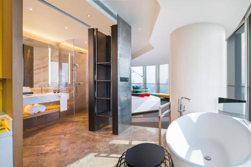 Cool Corner King Room with Bund View