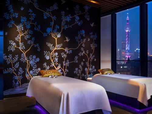 Package-1 Night Cozy Room(Including 2 Breakfast)+2 Persons Spa+Happy Hour+ 1 bottle of red wine(The Spa need to book in advance 3 days, it can be used extend if fully booked)