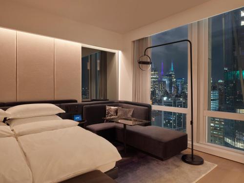 Deluxe Skyline View Guestroom, 1 King Bed Mobility Accessible