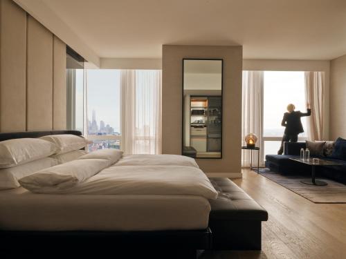 Premier Skyline View Guestroom, 1 King Bed Mobility Accessible