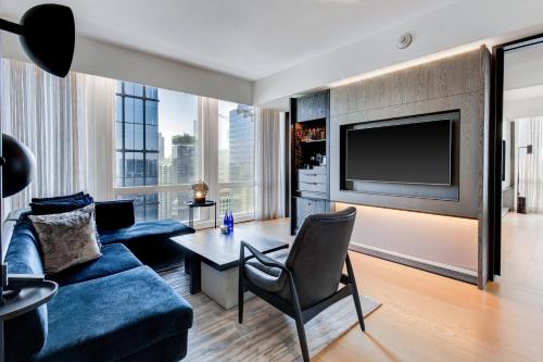 Deluxe City View One Bedroom Corner Suite, 1 King Bed