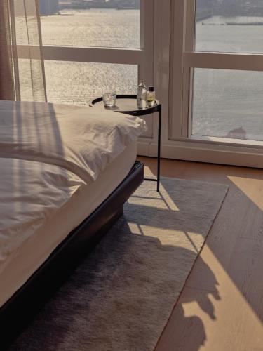 Deluxe River View One Bedroom Corner Suite, 1 King Bed
