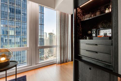 Deluxe Skyline View One Bedroom Corner Suite, 1 King Bed