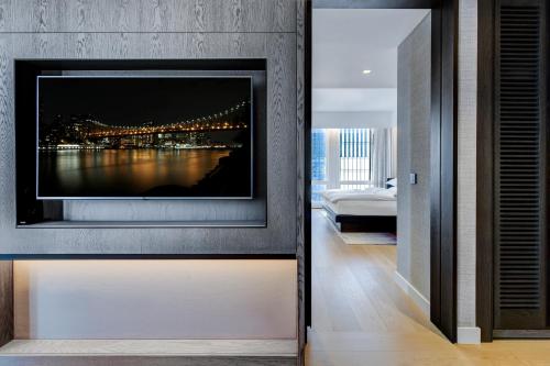Deluxe Skyline View One Bedroom Corner Suite, 1 King Bed