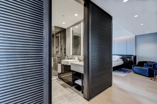 Deluxe Skyline View One Bedroom Corner Suite, 1 King Bed