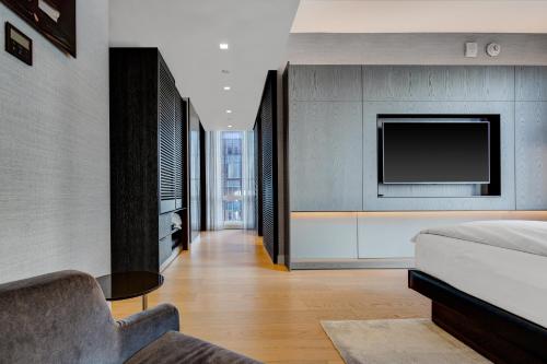 Deluxe Skyline View One Bedroom Corner Suite, 1 King Bed
