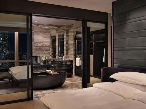 EQX Skyline View One Bedroom Corner Suite, 1 King Bed 