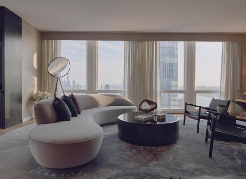 EQX Skyline View One Bedroom Corner Suite, 1 King Bed 