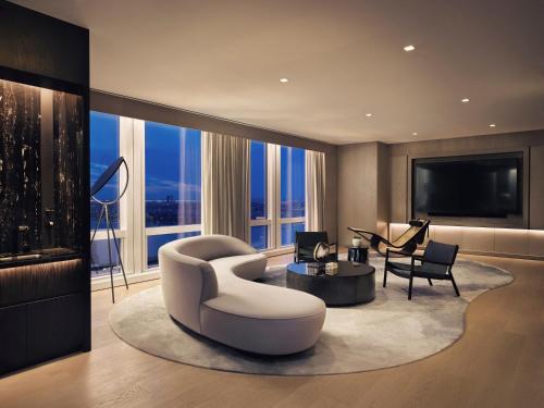 EQX Skyline View One Bedroom Corner Suite, 1 King Bed 